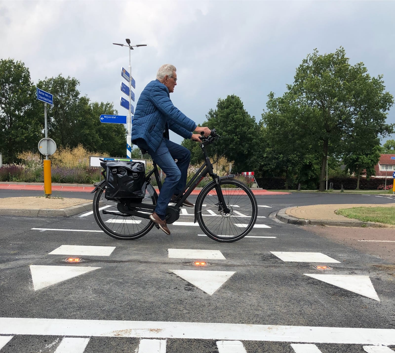 Veilige oversteekplaats Interactieve oversteekplaats met LED-signalering voor veilig oversteken door voetgangers en fietsers