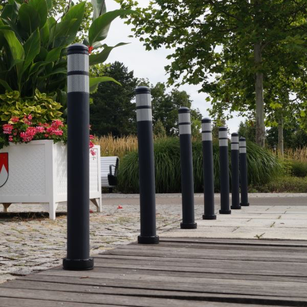 Rij met zwarte flexibele geleidingspalen voor veilige, schadevrije fysieke afbakening op een terrein