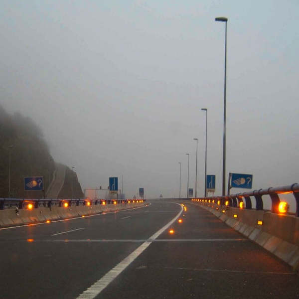 Actieve LED-wegdekverlichting op een donkere weg ingezet als dwingende lichtgeleiding voor naderend verkeer